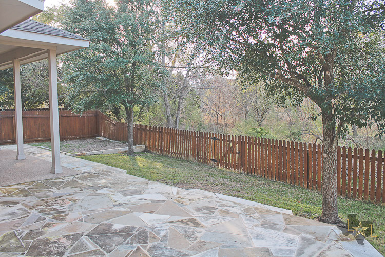 lone-star-luxury-fenced-yard